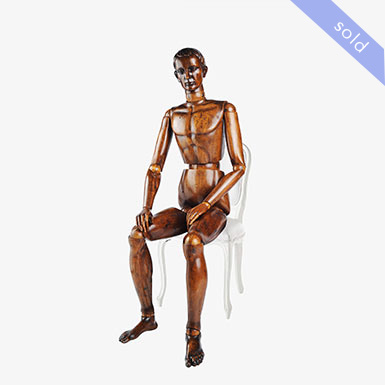 LIFE-SIZE MANNEQUIN SCULPTED AND CARVED WALNUT WOOD. ITALY, FIRST HALF OF THE 20TH CENTURY, PROBABLY 1920S