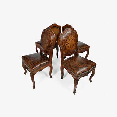 QUATTRO SEDIE DI NOCE RICOPERTE CON CUOIO. MILANO, 1750 CIRCA