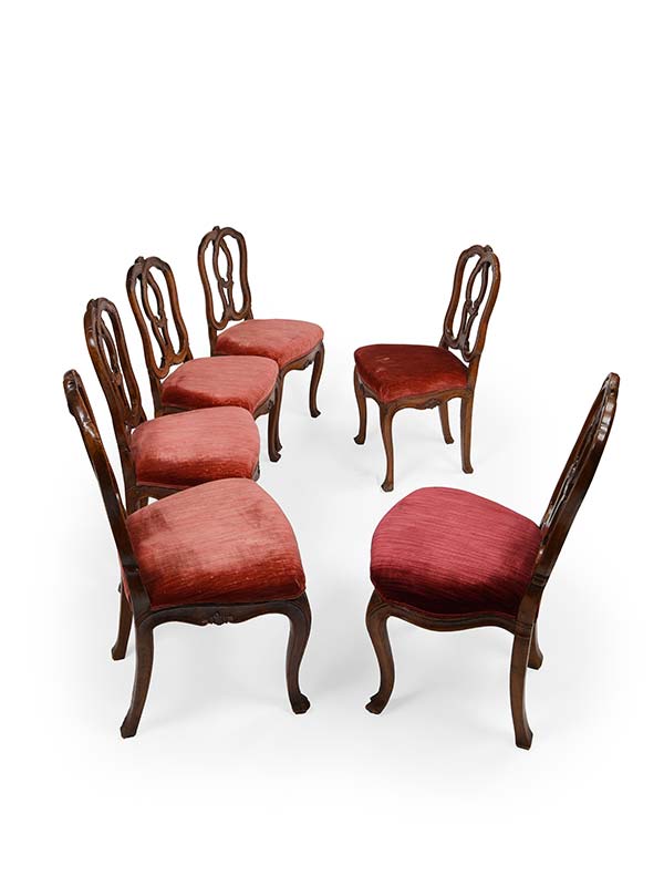 Sei sedie di legno di noce intagliato
