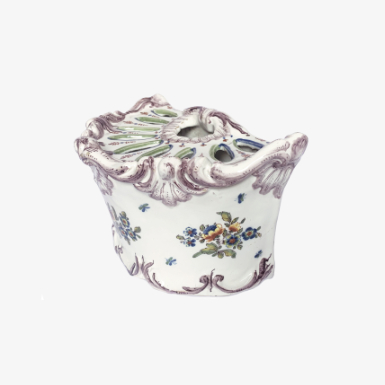 VASO DA FIORI A MEZZALUNA DI MAIOLICA. MANIFATTURA DI PASQUALE RUBATI, MILANO, 1770 CIRCA