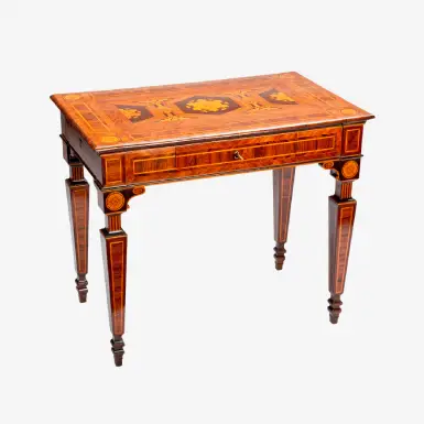 TAVOLO SCRITTOIO DA CENTRO, CON NUMEROSI E INUSUALI MECCANISMI PER L’APERTURA DI SCOMPARTI SEGRETI