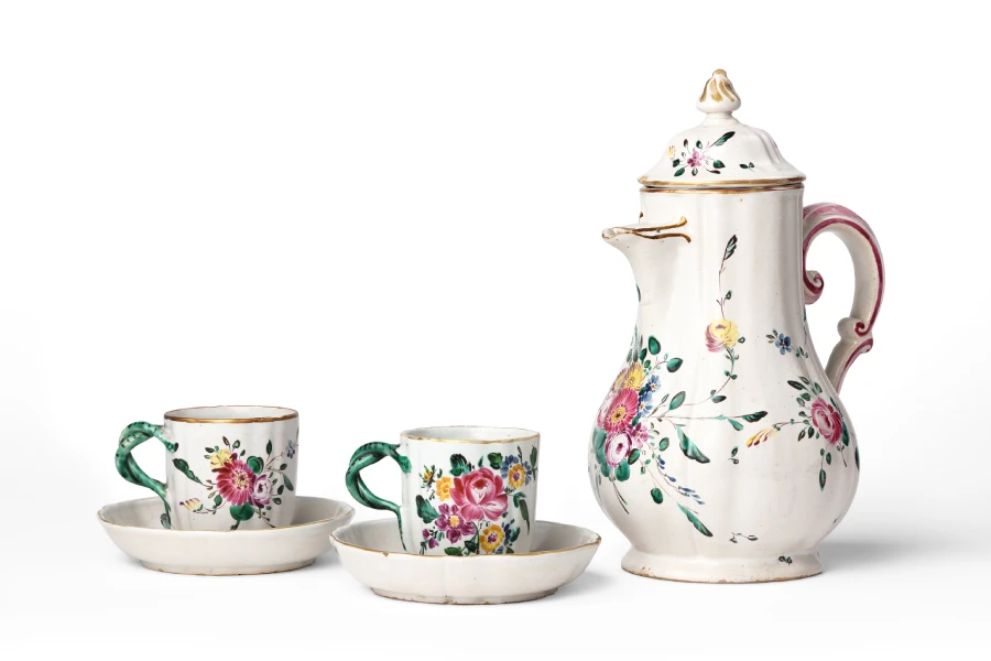 Una caffettiera e due tazzine con piattino